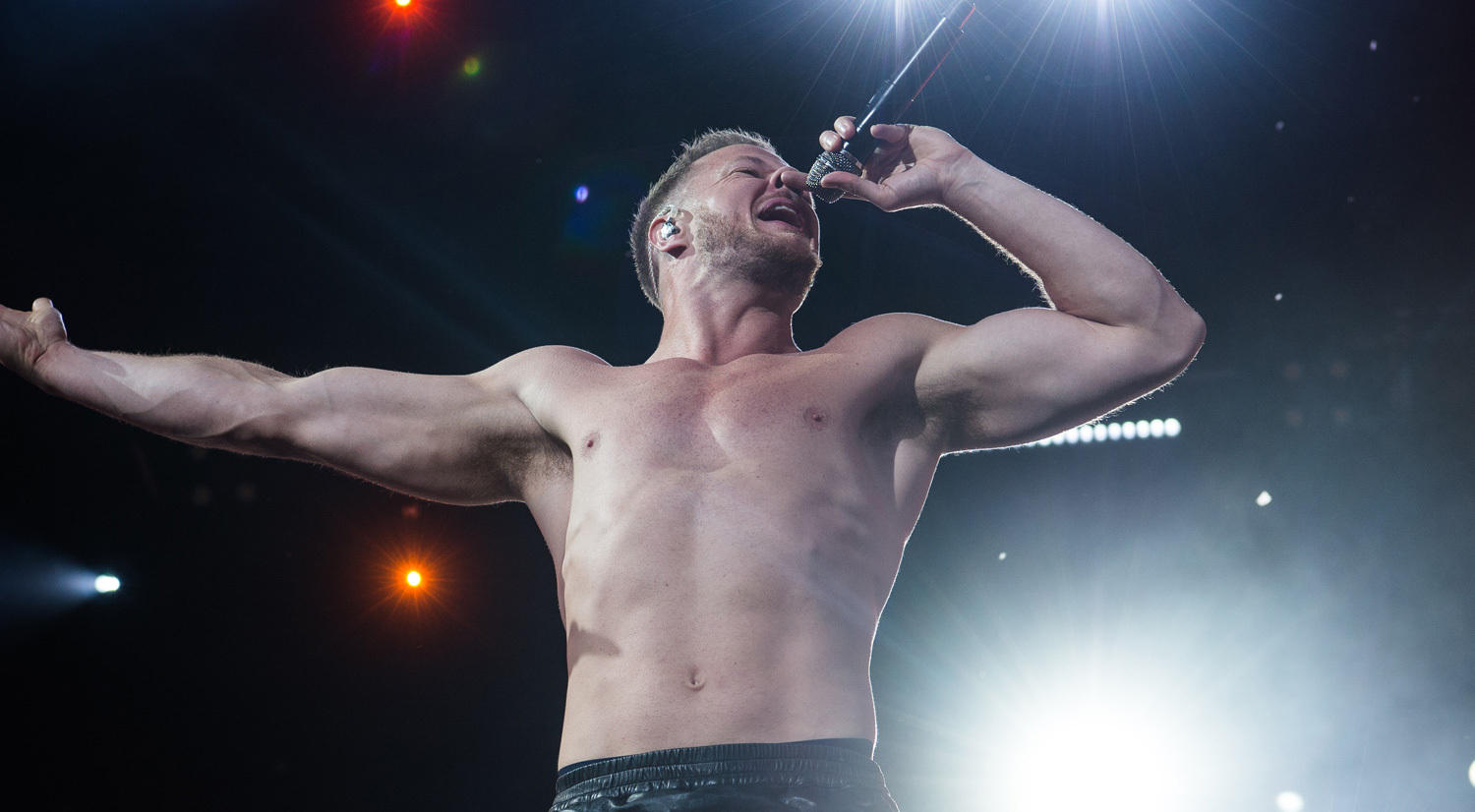 солист imagine dragons 2010. Imagine dragons 2023. Imagine dragons офицеры. имеджин драгонс энеми. Imagine dragons обои.