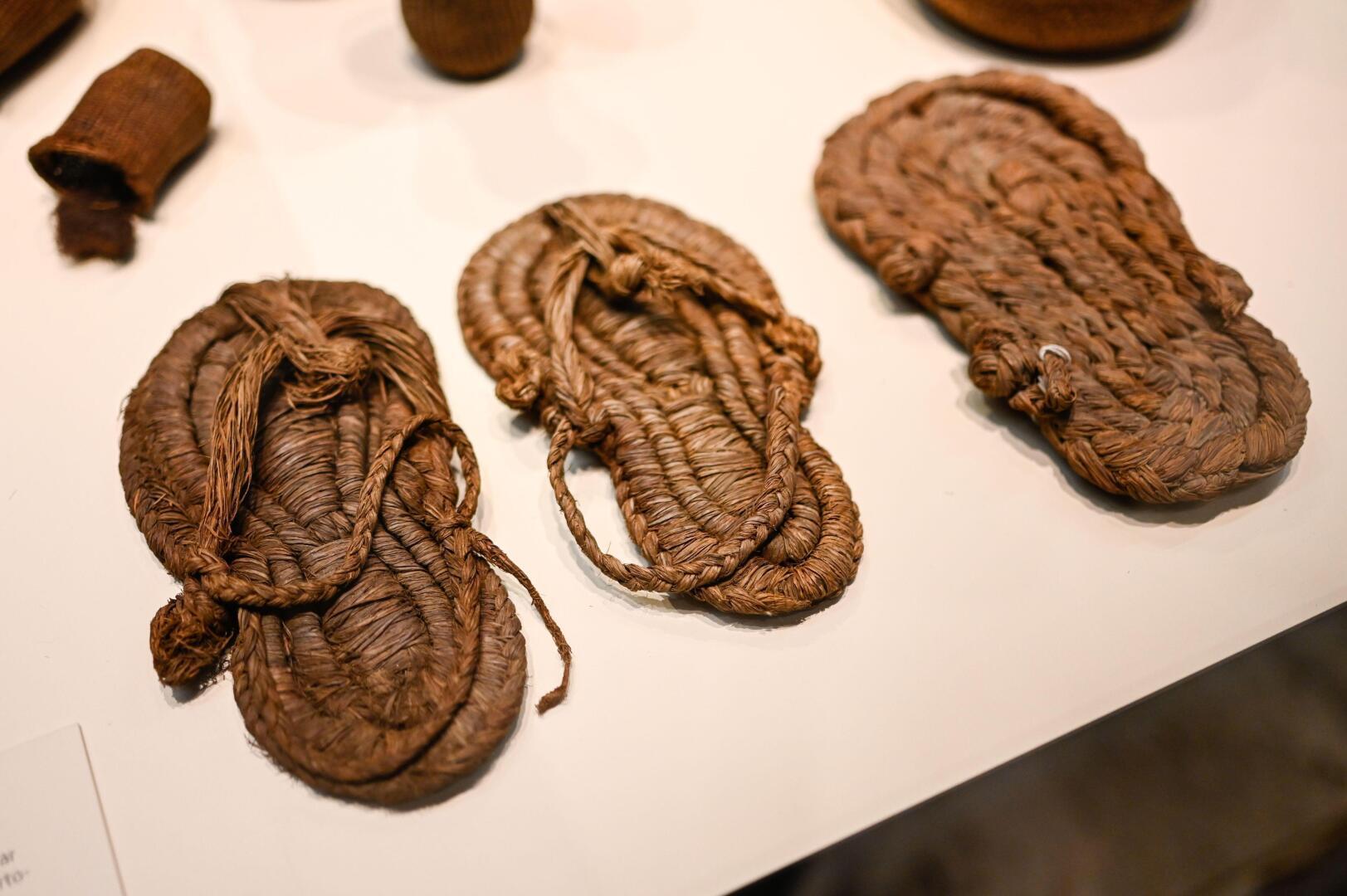 Самая старая обувь в мире? Сандалиям, найденным в пещере летучих мышей, тысячи лет, показало исследование