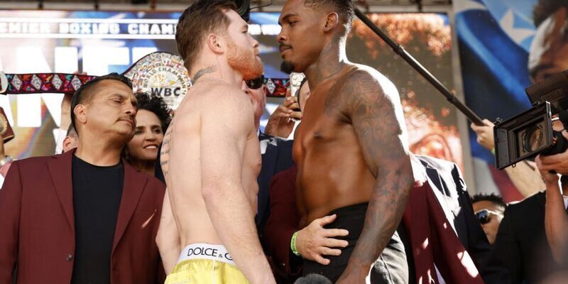 Сауль "Канело" Альварес удерживает свой титул абсолютного чемпиона мира в боксе, победив Джарреда Чарло
