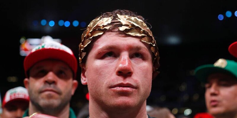 Сауль "Канело" Альварес удерживает свой титул абсолютного чемпиона мира в боксе, победив Джарреда Чарло