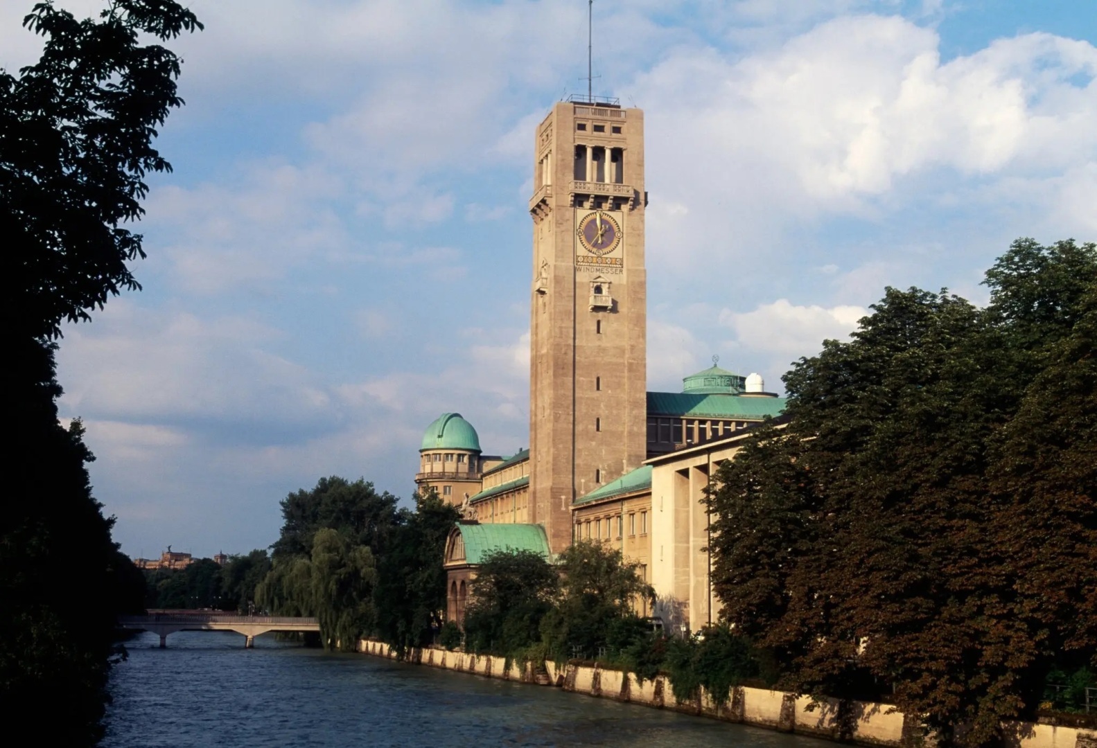 Музейный работник продавал картины и ставил на их место подделки