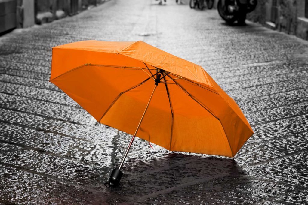 Зонтик на дороге. Красивые зонтики. Не зонтик. Красный зонтик. Красивый зонт.