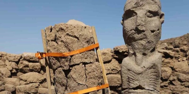 Загадочная находка в Карахан-Тепе: двухметровая статуя мужчины с необычной деталью