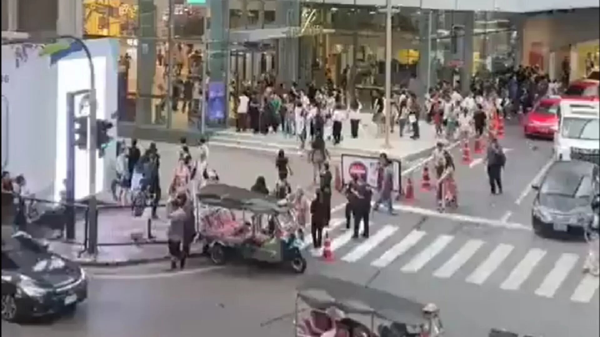 Ужас в торговом центре. 14-летний подросток начал стрелять, трое человек погибли