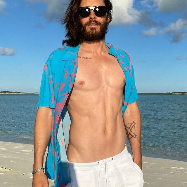 Почему некоторые личности в 50 выглядят на все 30? Секреты вечной молодости от Джареда Лето