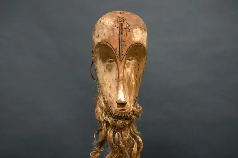 Судебный спор о сделке всей жизни: Пара пытается отменить продажу африканской маски за миллионы