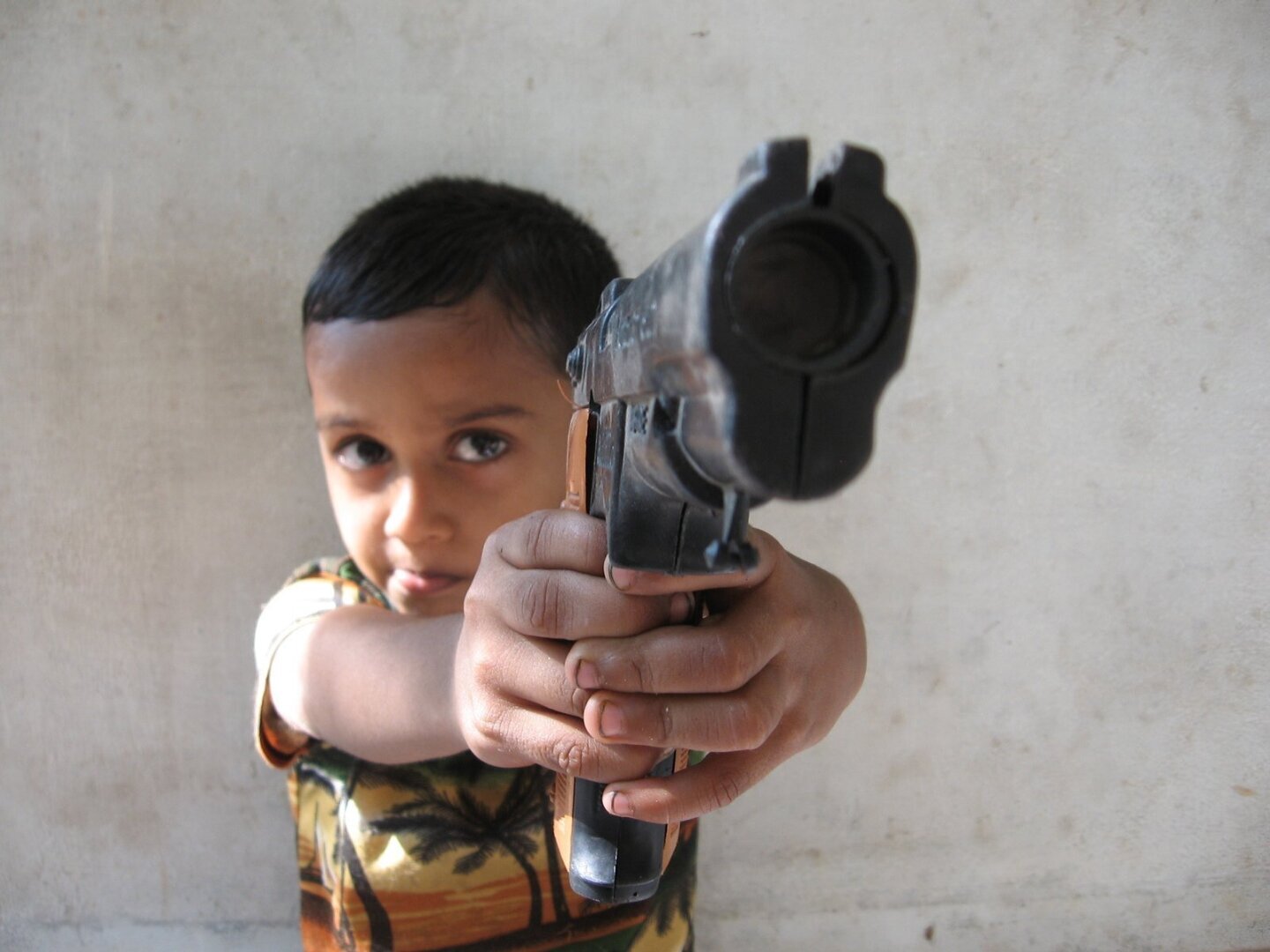 Оружие воспитывает. Оружие для детей. Пистолеты для детей. Ребенок с автоматом. Мальчик с оружием.