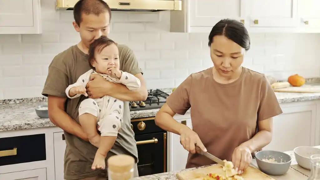 В случае, если мигрант решить работать в России, то его семья должна остаться на Родине. Новое предложение от депутатов.