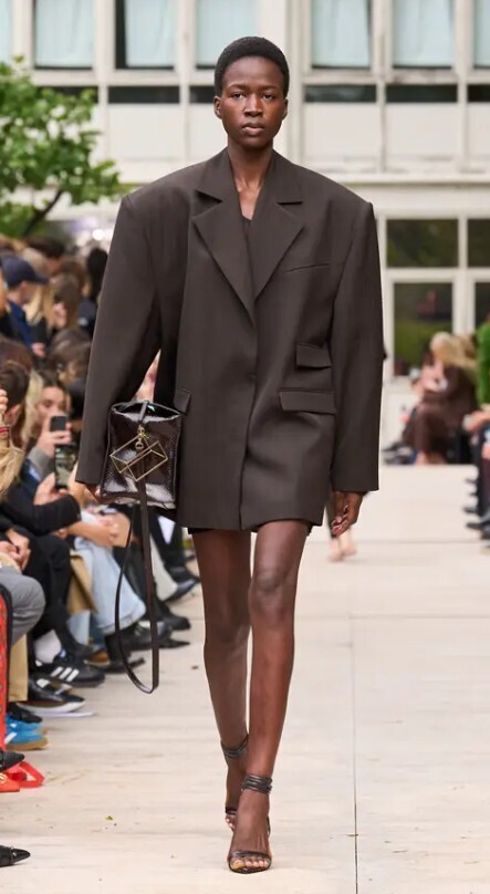 Ключевые вещи MFW ss24: платье-миди, костюмный пиджак, приталенный жилет и многое другое