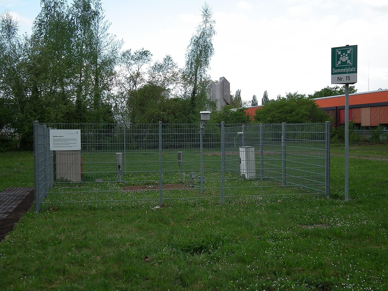 Что-то с прогнозом синоптиков о погоде не особо верится. Обещают ливень. Но, 7/10-2023, сейчас уже 23-52 и нету ливня! И вчера не особо попали....