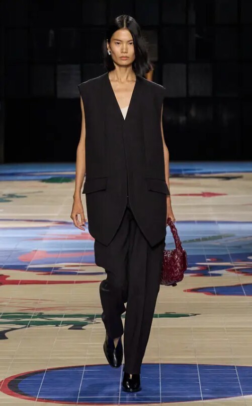 Ключевые вещи MFW ss24: платье-миди, костюмный пиджак, приталенный жилет и многое другое