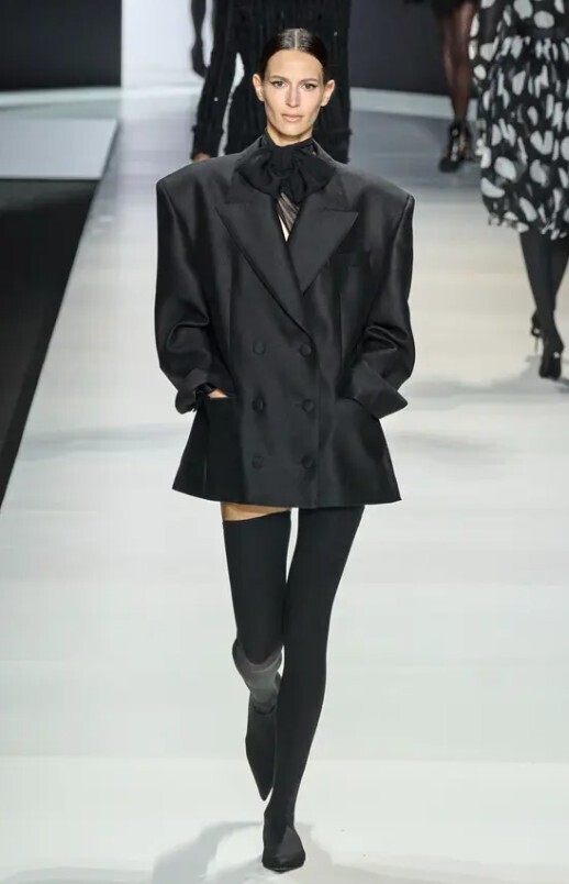 Ключевые вещи MFW ss24: платье-миди, костюмный пиджак, приталенный жилет и многое другое