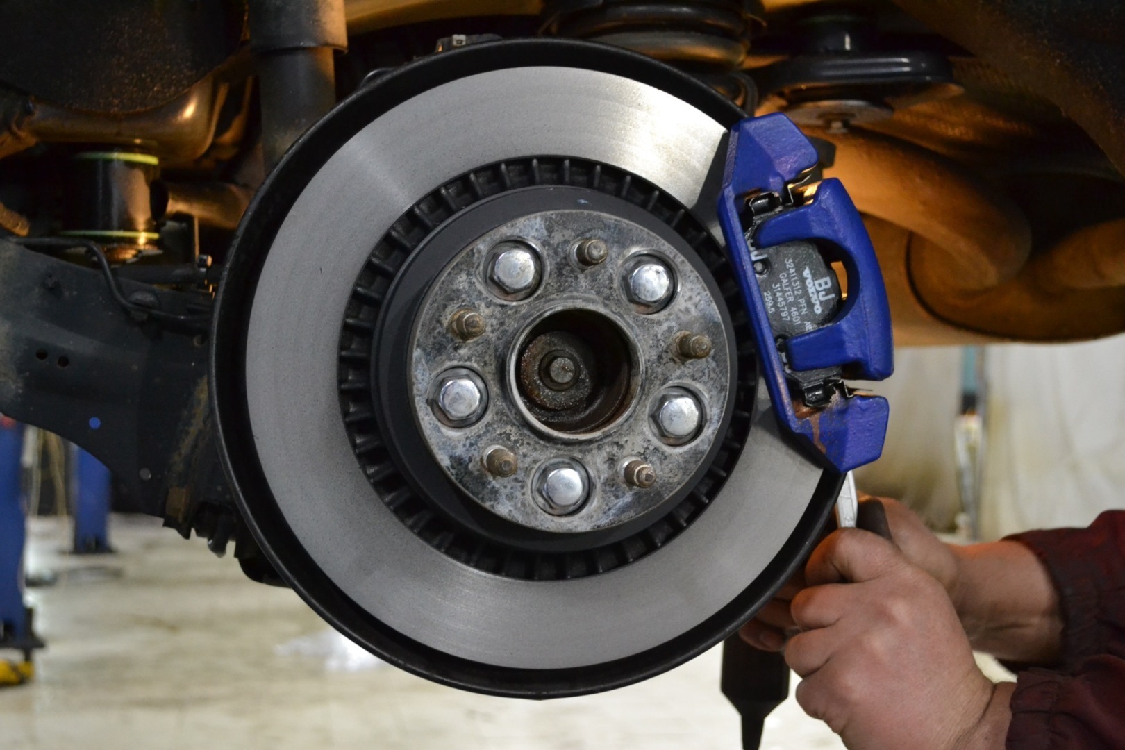 Не тормозите! Узнайте 5 способов, что тормоза вашего автомобиля нуждаются в ремонте.