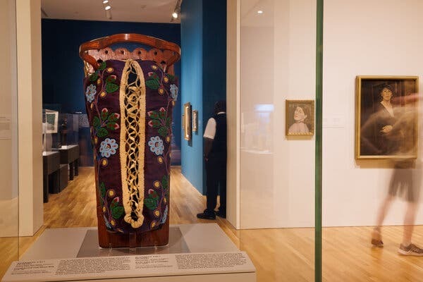 Беспорядки охватили канадские художественные музеи, стремящиеся избавиться от колониального прошлого.