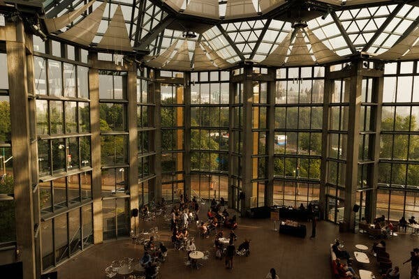 Беспорядки охватили канадские художественные музеи, стремящиеся избавиться от колониального прошлого.