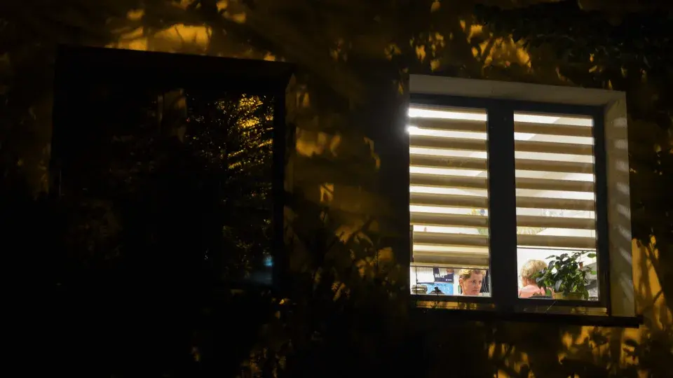 ‘Μы живeм в paзныx миpax’: ядοвитaя пοлитиκa Ποльши pacκaлывaeт cтpaну нaдвοe, пο οднοй ceмьe зa paз