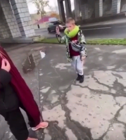 Он решил, что в его семилетнем возрасте нормально людям угрожать ножом.