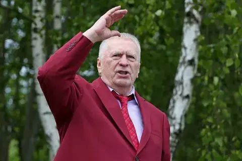 А Вы были бы не против размещения Жириновского в мавзолее