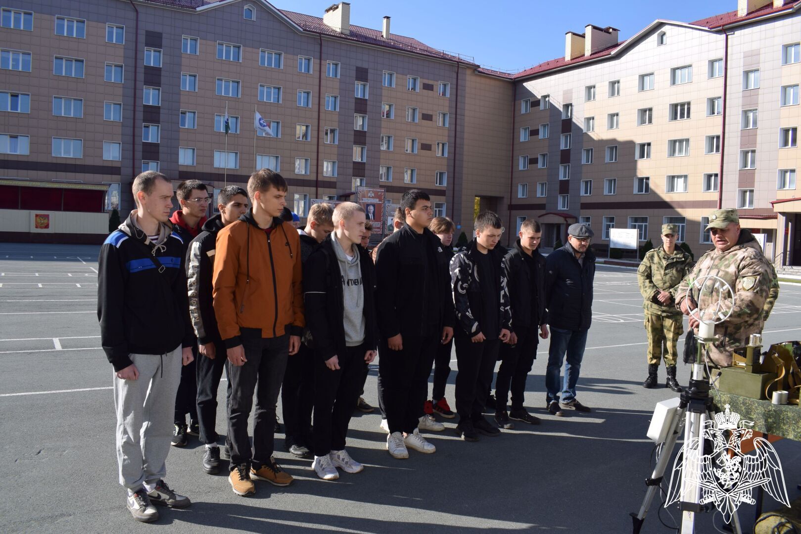 В Новосибирске военнослужащие Росгвардии познакомили учащихся колледжа со своей профессией