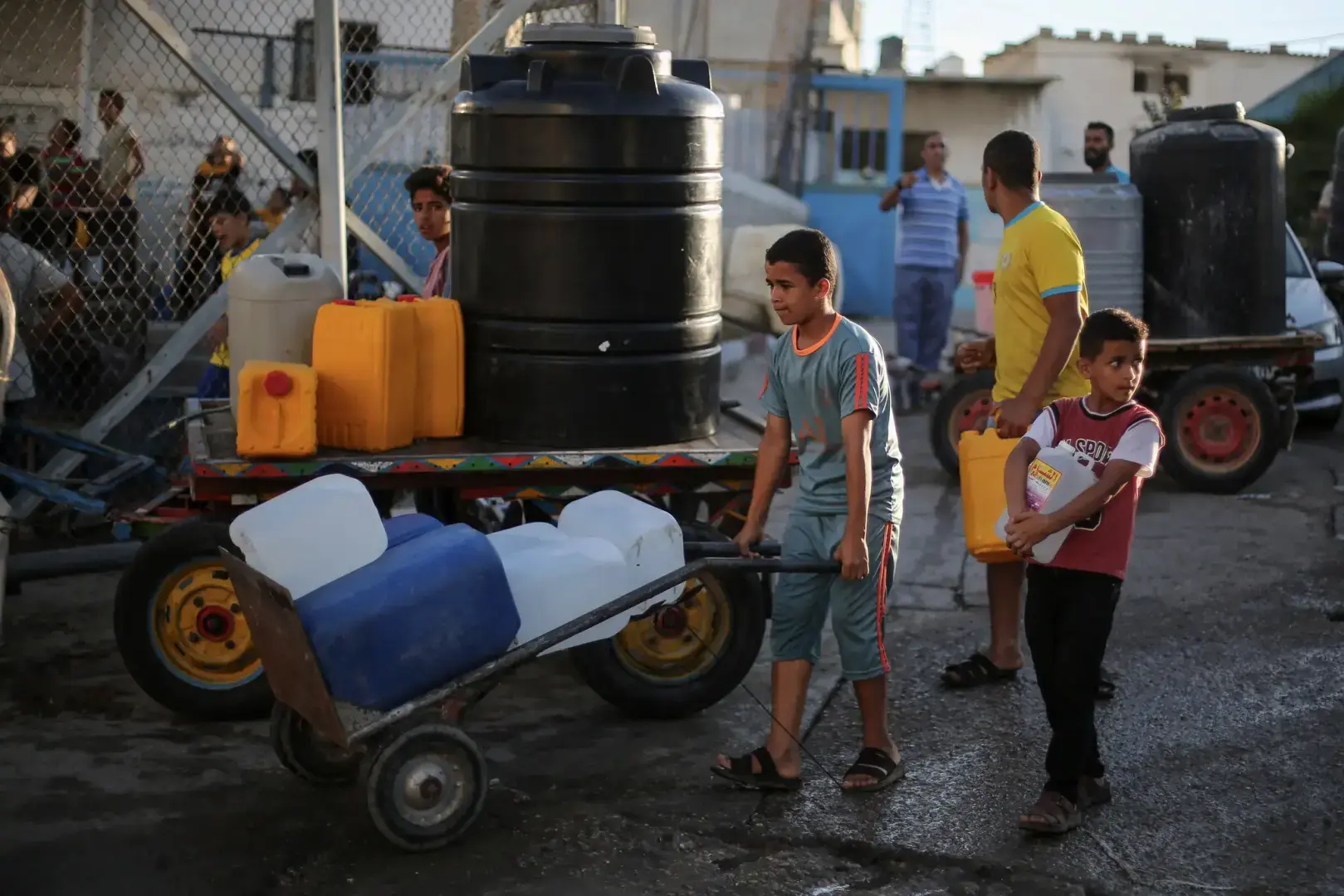 Война Израиля и Хамаса. Большая беда пострадавшего сектора Газа, тысячи людей бегут на юг.