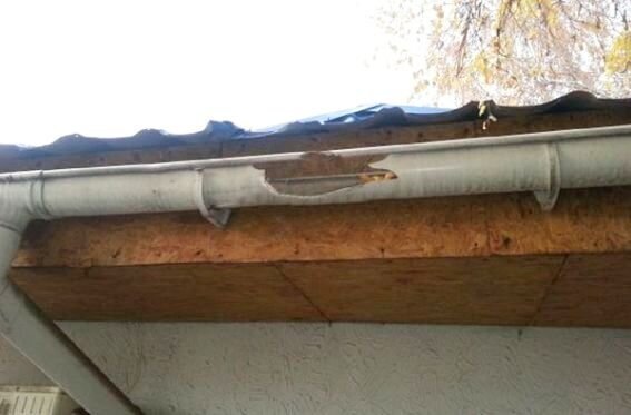 Бетонная крыша, супер-толстые стены и отсутствие водостоков – это главные признаки хорошего, добротного загородного дома