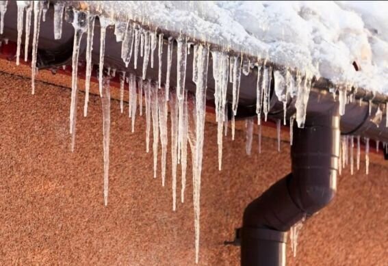 Бетонная крыша, супер-толстые стены и отсутствие водостоков – это главные признаки хорошего, добротного загородного дома