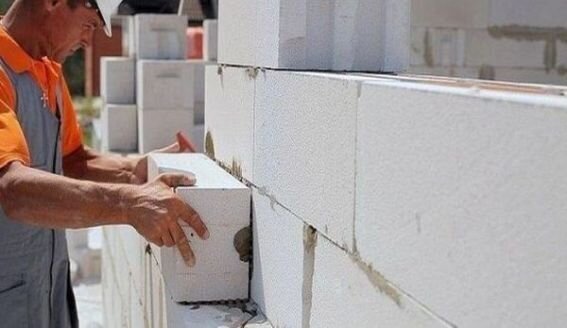 Бетонная крыша, супер-толстые стены и отсутствие водостоков – это главные признаки хорошего, добротного загородного дома