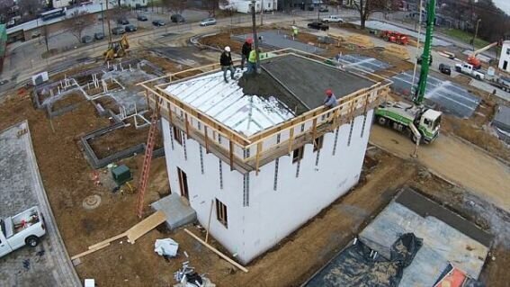 Бетонная крыша, супер-толстые стены и отсутствие водостоков – это главные признаки хорошего, добротного загородного дома