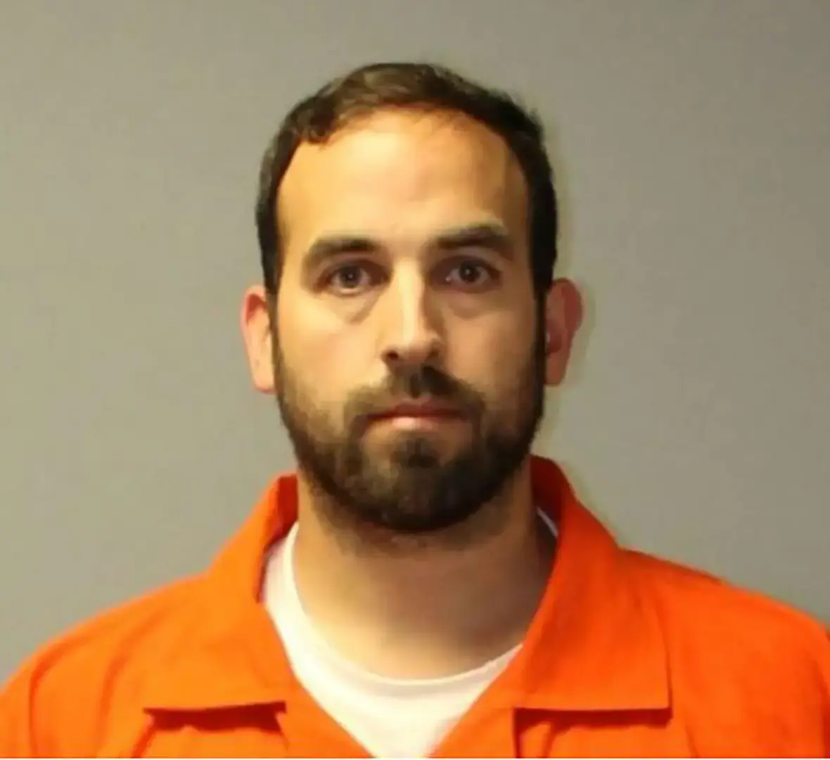 Бывший полицейский из Коннектикута, подозреваемый в том, что он "серийный грабитель" 30 краж в 3 штатах.