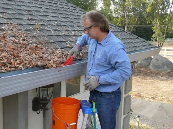 Бетонная крыша, супер-толстые стены и отсутствие водостоков – это главные признаки хорошего, добротного загородного дома