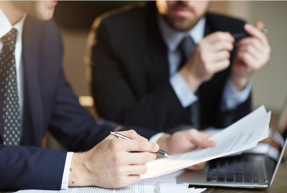 Приставы и незаконные взыскания. Как приставы нарушают закон и как вернуть деньги?