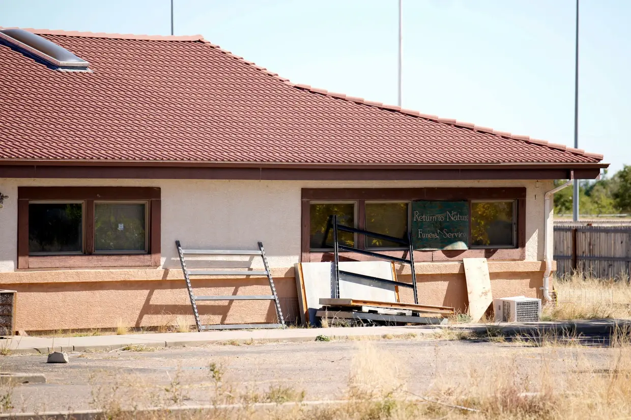 По меньшей мере 189 разложившихся тел были вывезены из «зеленого» похоронного бюро в Колорадо.