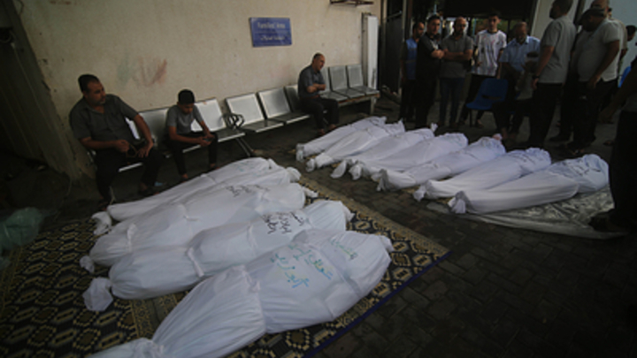 На развалинах больницы в Газе прозвучал новый взрыв.