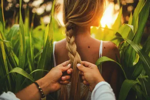 Заплетать в волосы стихи — простой способ раскрыть внутреннюю красоту