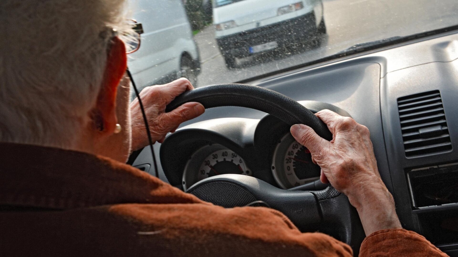 Старость не в радость: автомобиль 79-летнего пенсионера врезался в людей на остановке. Может уже пора ввести возрастные ограничения для водителей?