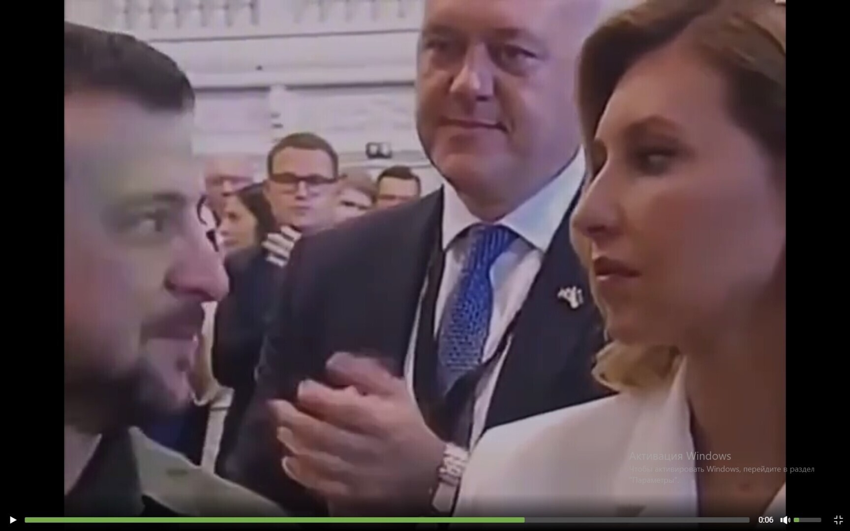 Неужто Зеленский побаивается? Хотя, та девушка, которой он побаивается в видео, просто прелестная красавица! Это его жена, Елена Зеленская!