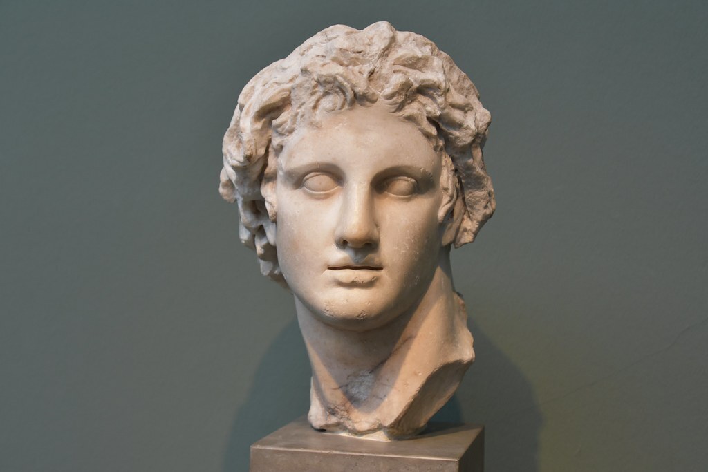 "Прицеп Александра Македонского: разделяй и властвуй" относится к истории и политической философии.