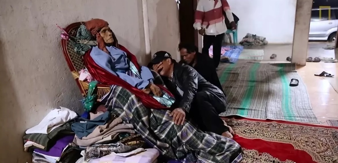 «Земля мертвых», где трупы выкапывают, кормят и дают новую одежду в рамках причудливого ритуала