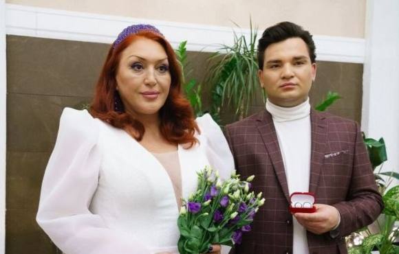 53-летняя женщина вышла замуж за своего 22-летнего приемного сына в Казани.