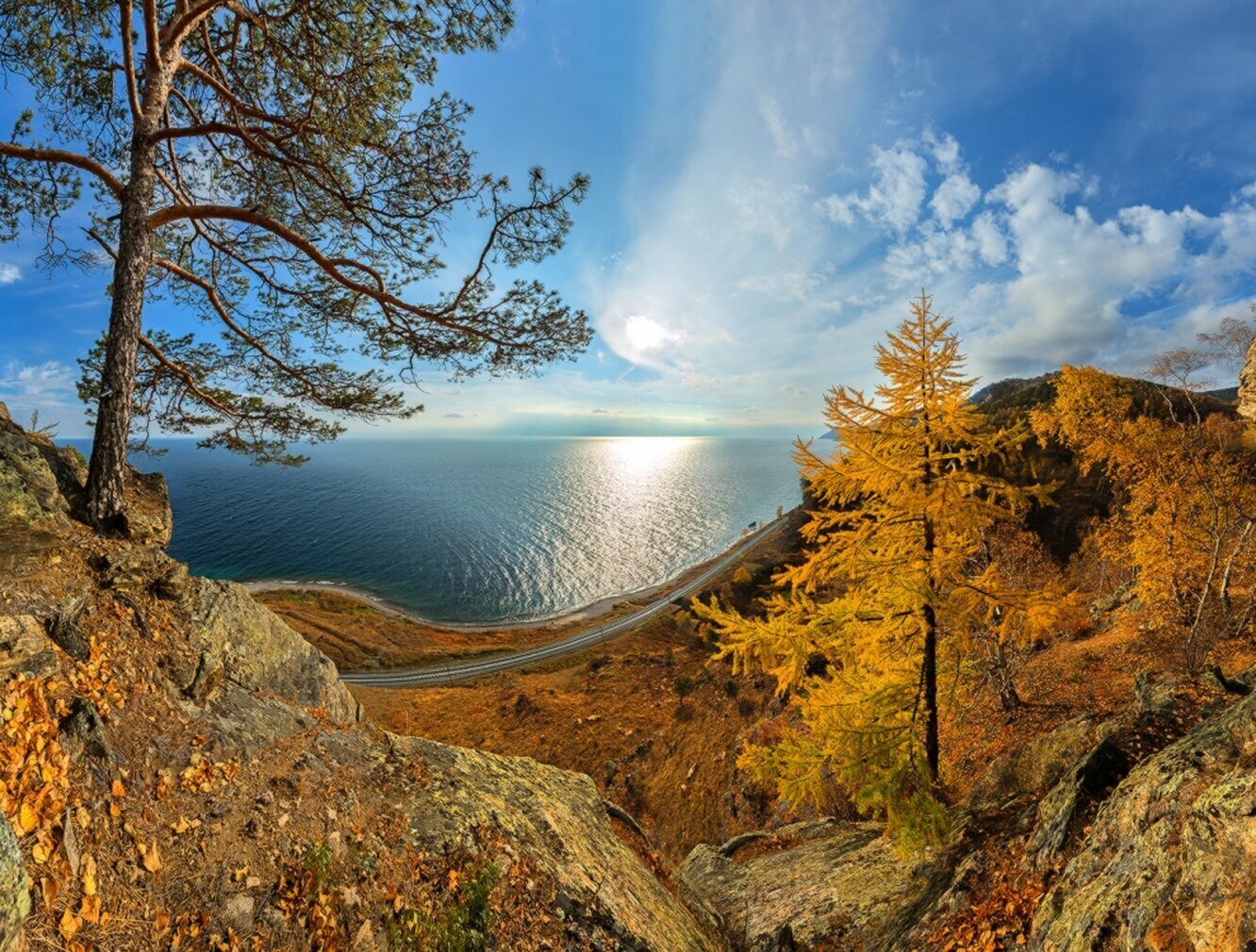 Озеро байкал раскинулось на границе. Озеро Байкал Иркутская область. Иркутск природа Байкал. Иркутск Байкал осень. Култук Байкал.