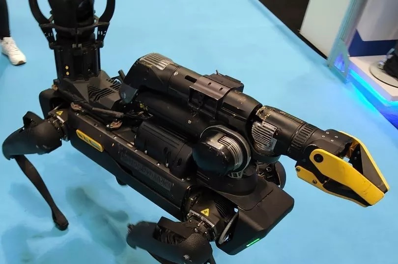 Робокоп К-9, умеющий лазать, открывать двери и разговаривать, станет следующим оружием британской полиции