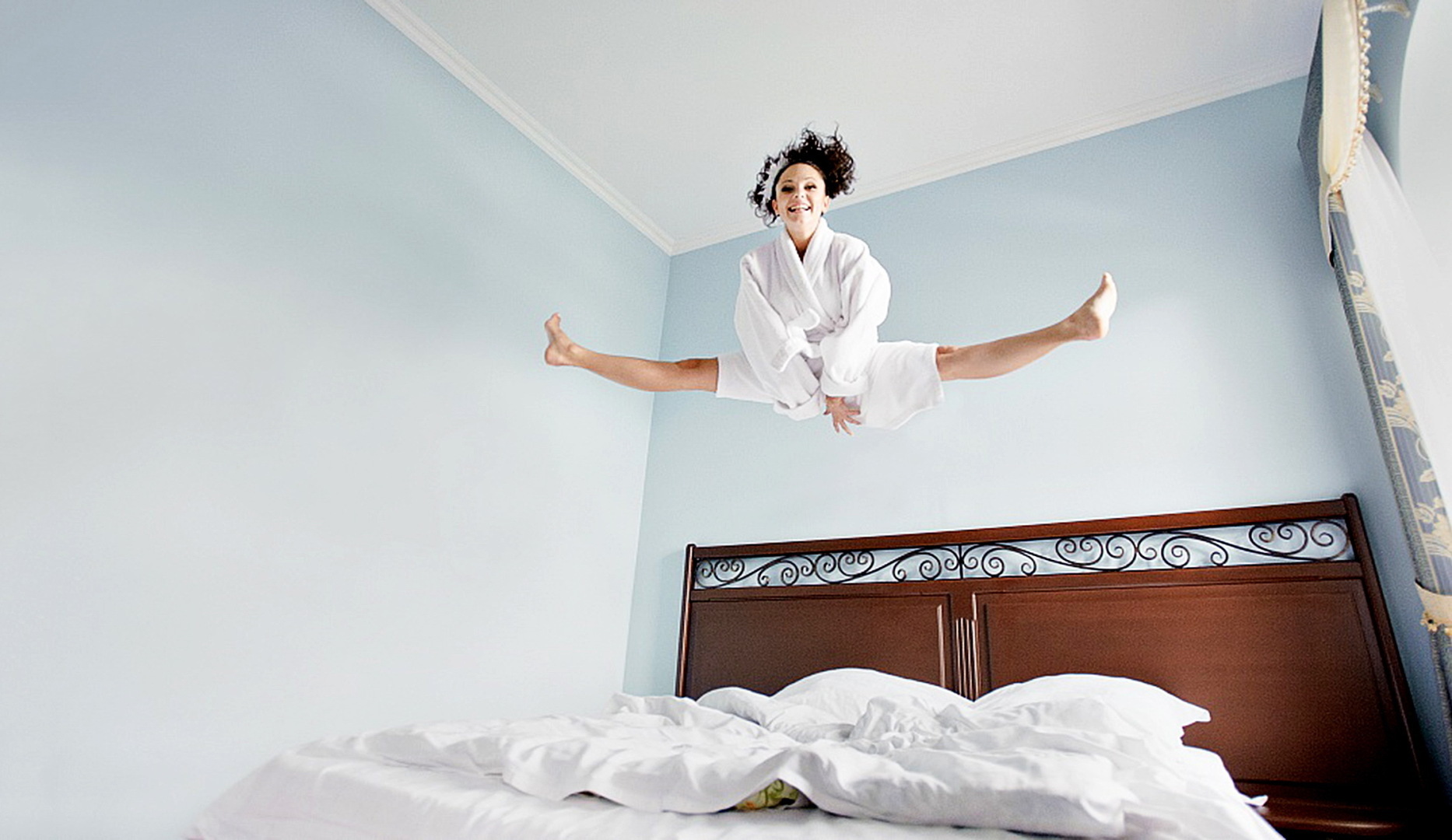 Утром встаю танцую девочка лучше. Прыжки на кровати. Человек прыгает на кровати. Девушка потягивается. Вставать с постели.