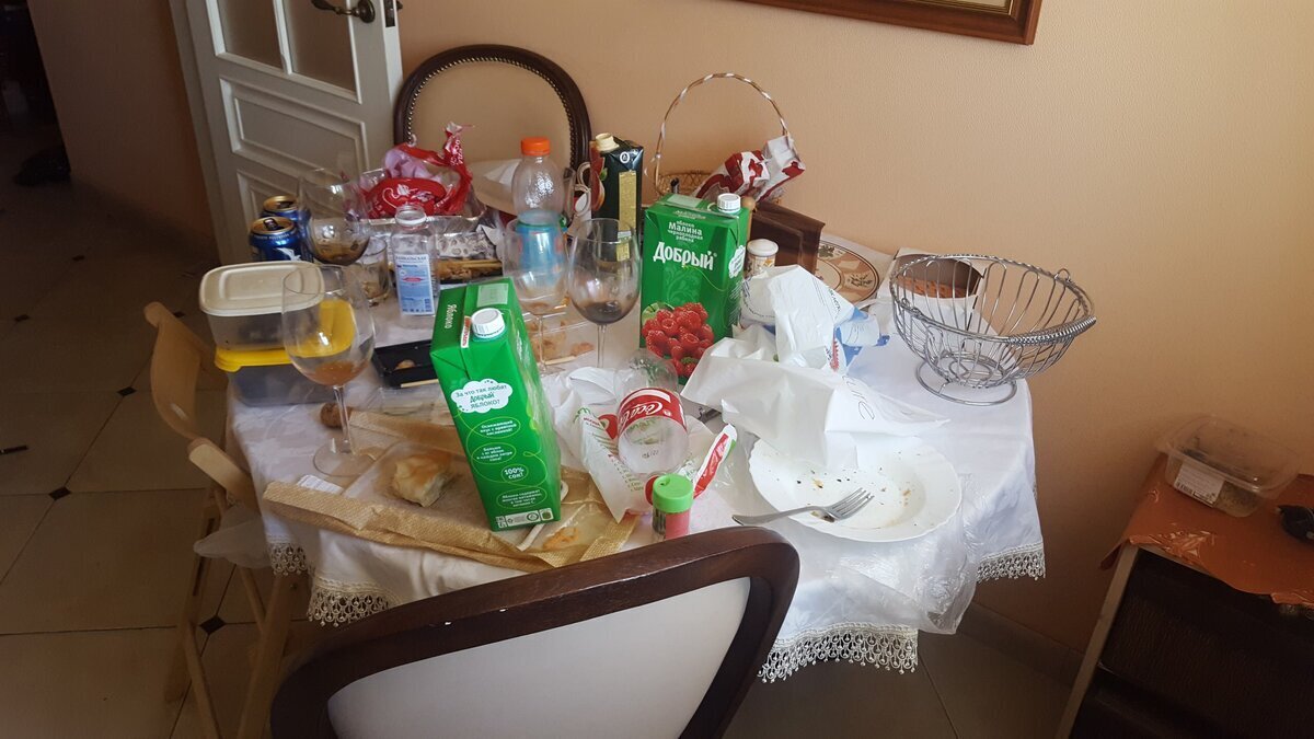 🟥🔞 Шумная вечеринка растянулась на несколько дней. Горы мусора и пустых бутылок - Как я убирала квартиру после "неВИНного застолья" одной компании😱