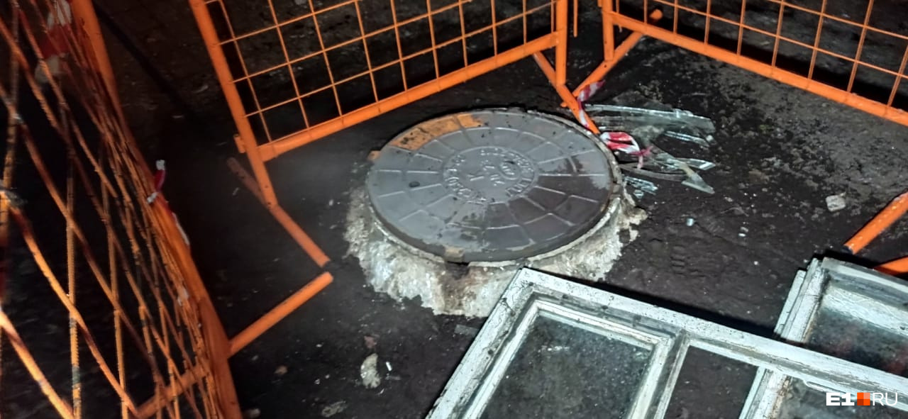 Высшая степень профессионализма российских коммунальщиков - оконная рама вместо крышки люка!