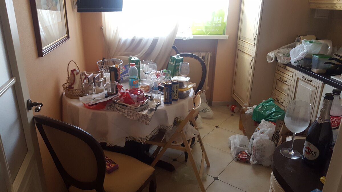 🟥🔞 Шумная вечеринка растянулась на несколько дней. Горы мусора и пустых бутылок - Как я убирала квартиру после "неВИНного застолья" одной компании😱