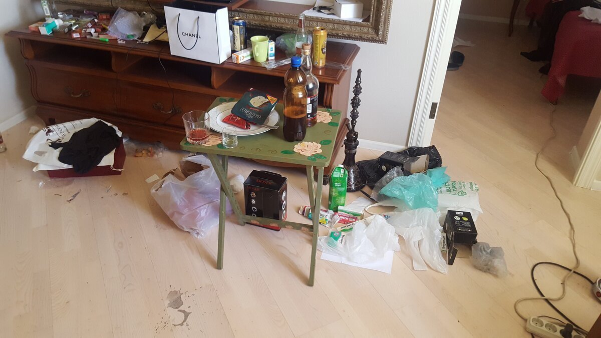 🟥🔞 Шумная вечеринка растянулась на несколько дней. Горы мусора и пустых бутылок - Как я убирала квартиру после "неВИНного застолья" одной компании😱