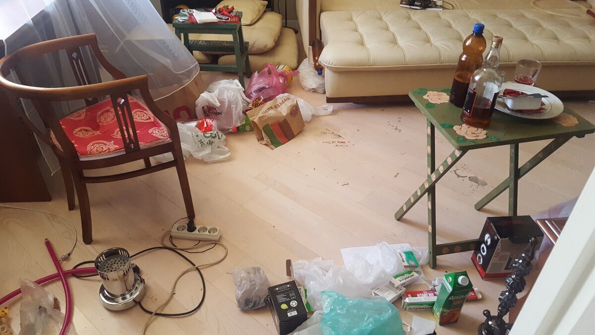 🟥🔞 Шумная вечеринка растянулась на несколько дней. Горы мусора и пустых бутылок - Как я убирала квартиру после "неВИНного застолья" одной компании😱