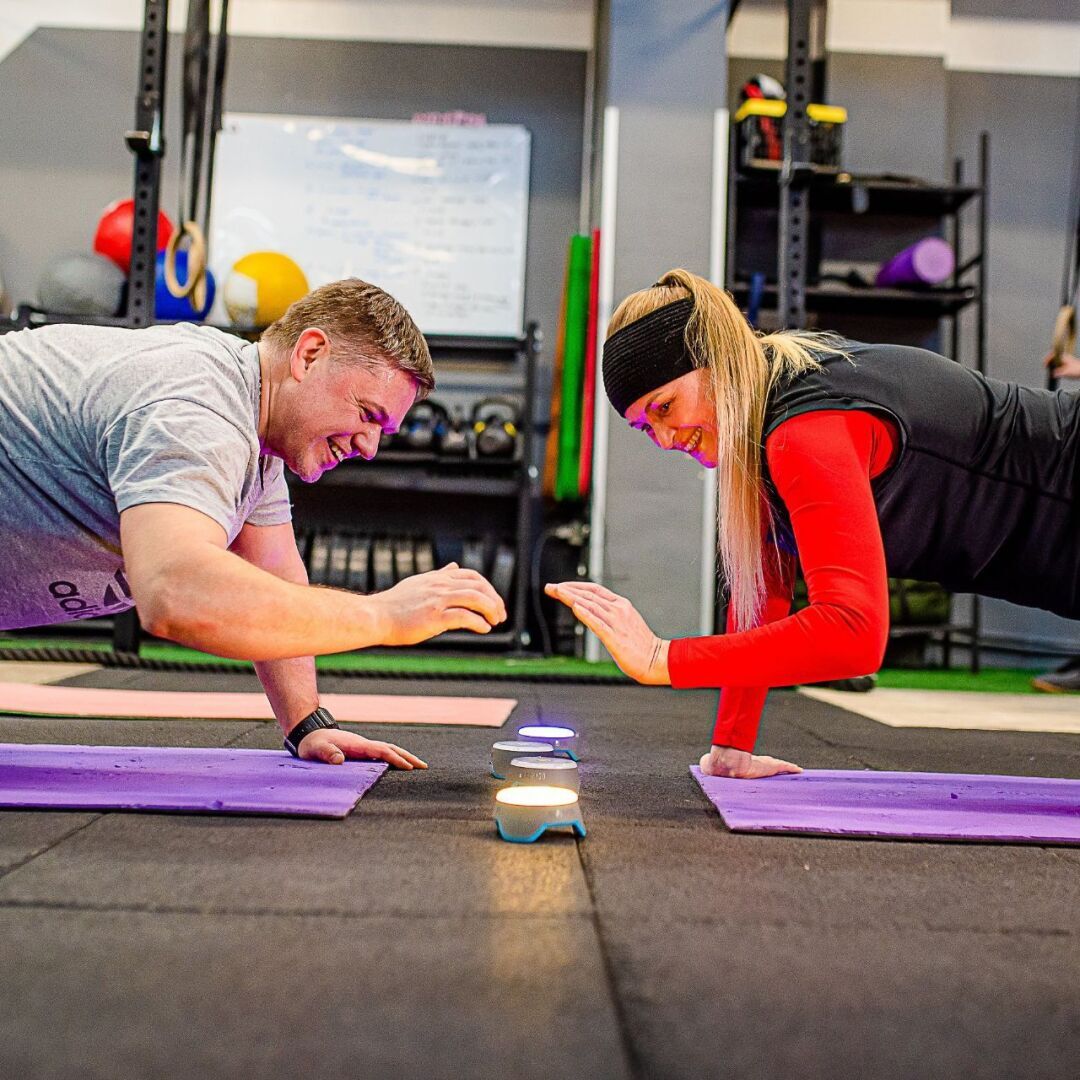 Простые упражнения, которые помогут оставаться в форме дома или на работе