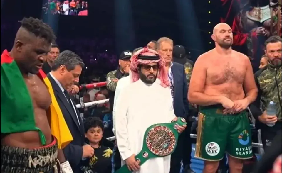 "Тайсон Фьюри побеждает по очкам, но с небольшим отрывом: рефери увидел впереди Фрэнсиса Нганну"