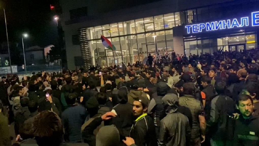 аэропорт махачкалы беспорядки. момент взрыва в аэропорту. посадка в самолет в сургуте. задымление на борту белавиа. аэропорт внуково сургут.